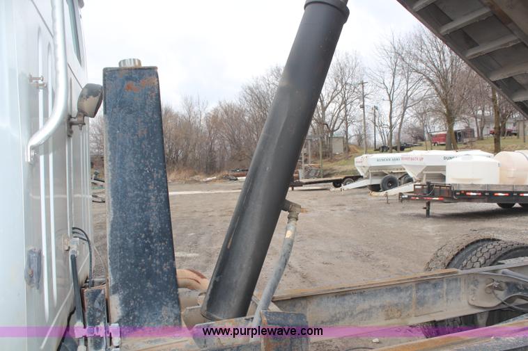 image for item H6178 1991 International 8100 dump truck