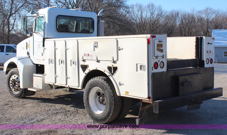 image for item H6229 1997 Peterbilt 385 service truck