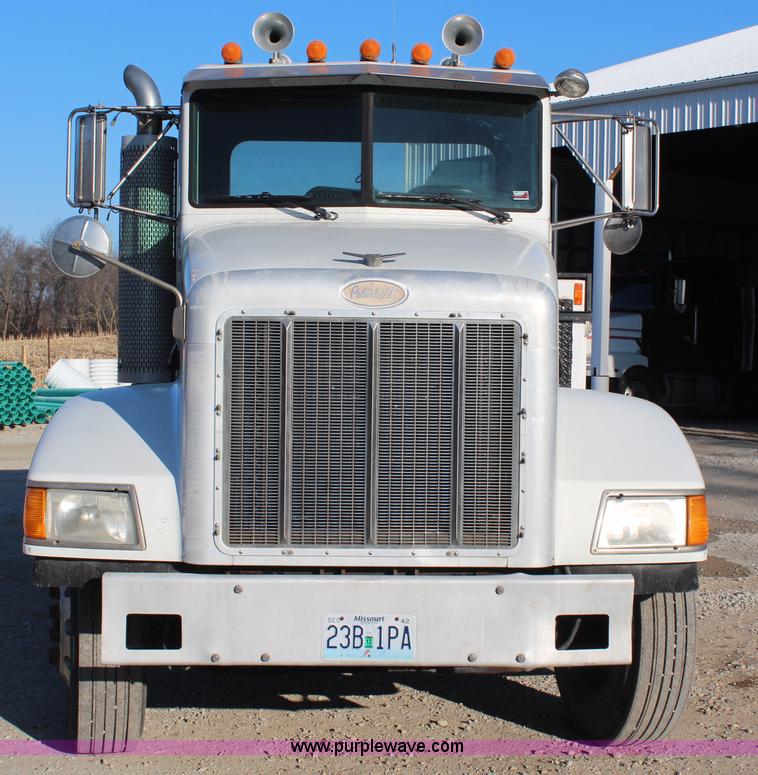 image for item H6229 1997 Peterbilt 385 service truck