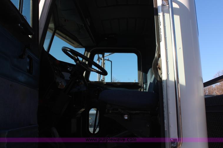 image for item H6229 1997 Peterbilt 385 service truck