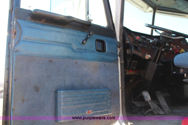 image for item H6229 1997 Peterbilt 385 service truck