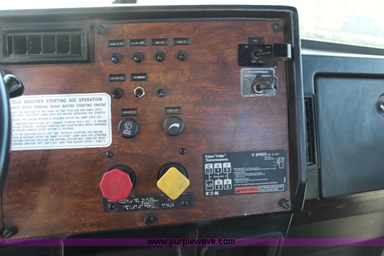 image for item H6229 1997 Peterbilt 385 service truck