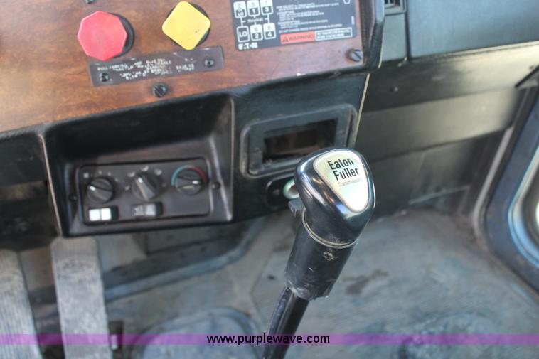 image for item H6229 1997 Peterbilt 385 service truck