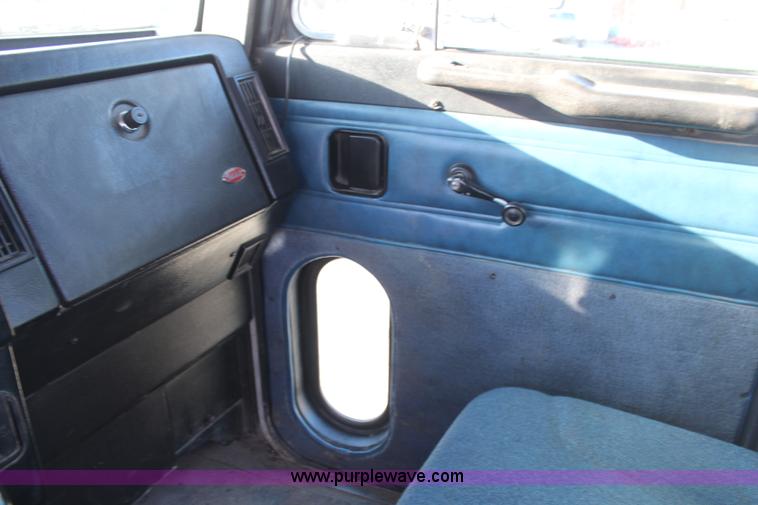 image for item H6229 1997 Peterbilt 385 service truck