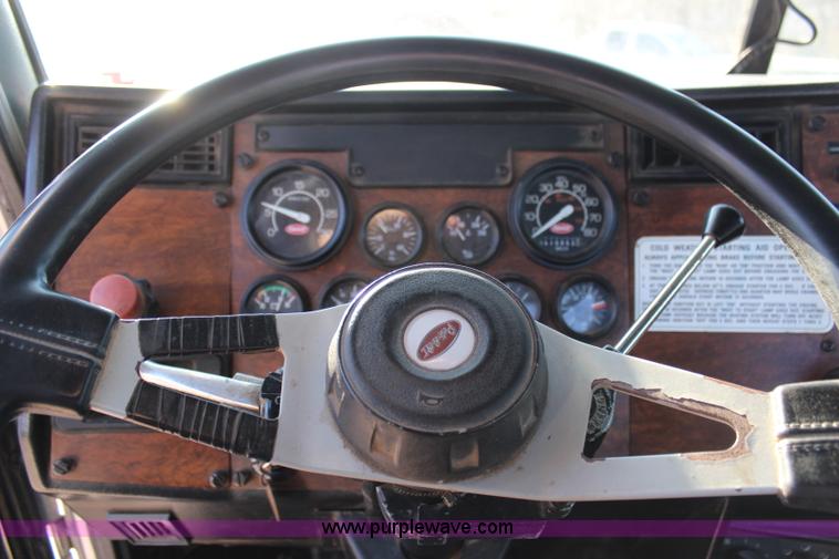 image for item H6229 1997 Peterbilt 385 service truck