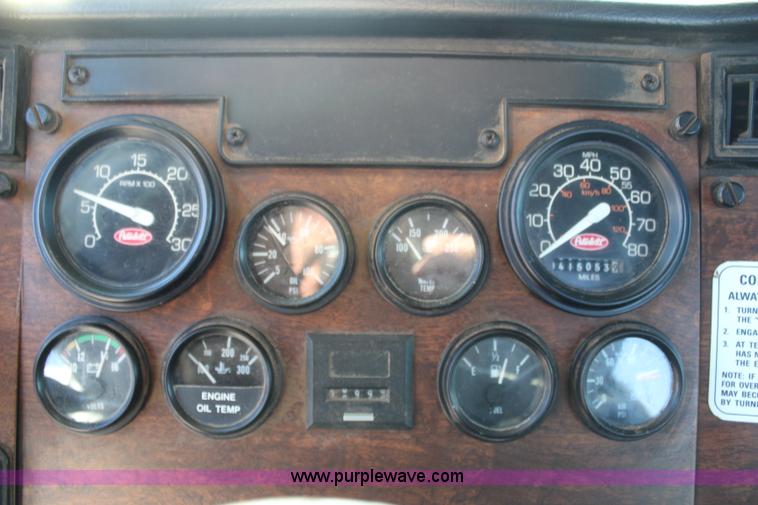 image for item H6229 1997 Peterbilt 385 service truck