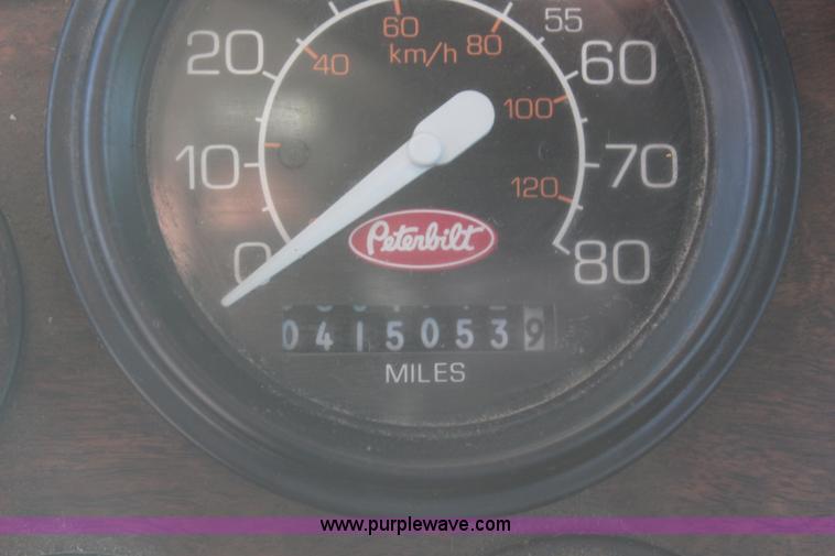 image for item H6229 1997 Peterbilt 385 service truck