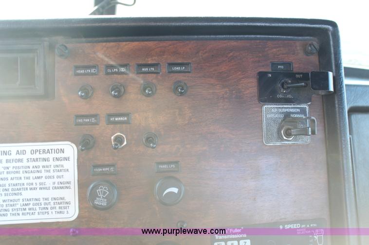 image for item H6229 1997 Peterbilt 385 service truck