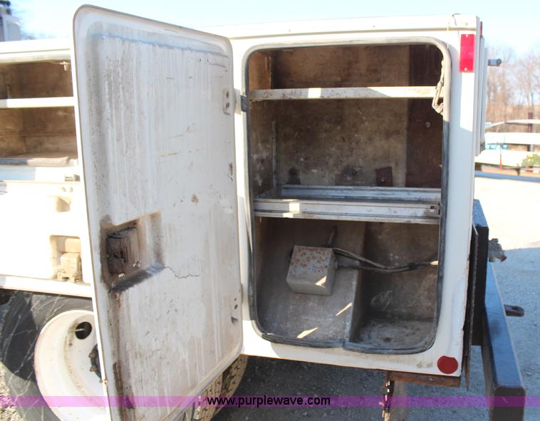 image for item H6229 1997 Peterbilt 385 service truck