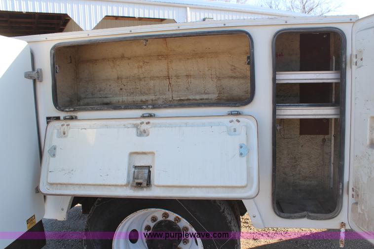 image for item H6229 1997 Peterbilt 385 service truck