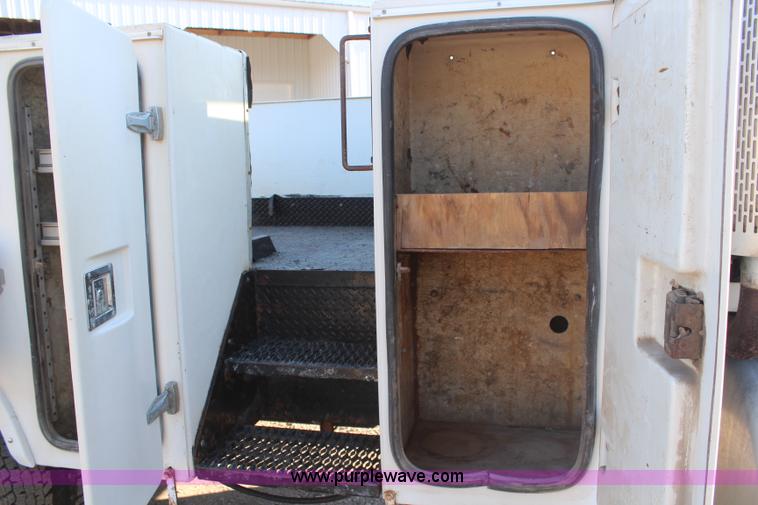 image for item H6229 1997 Peterbilt 385 service truck