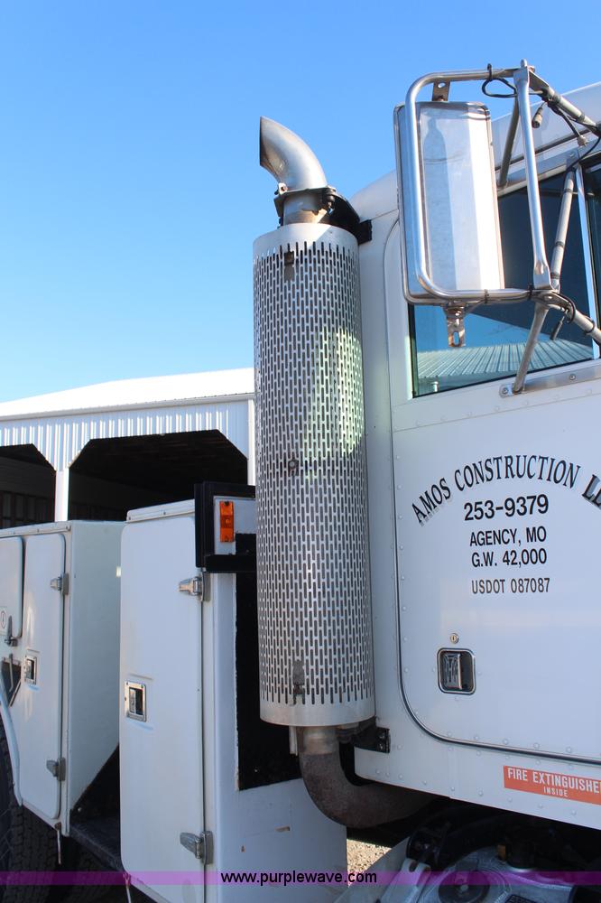 image for item H6229 1997 Peterbilt 385 service truck