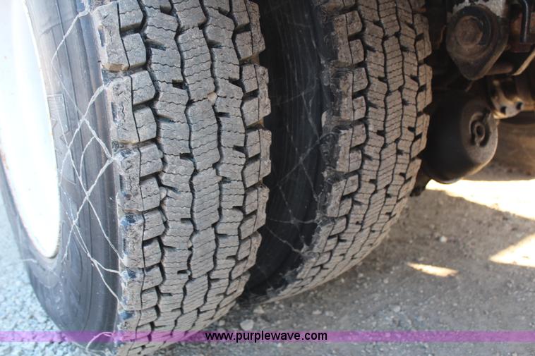 image for item H6229 1997 Peterbilt 385 service truck