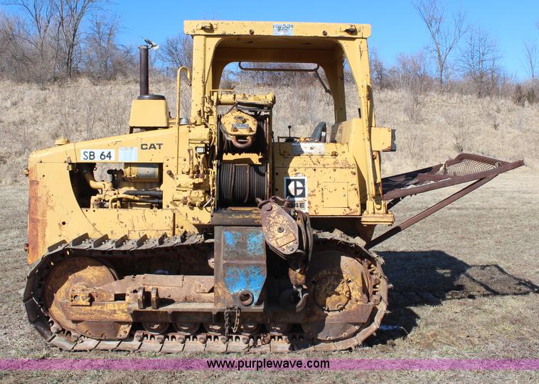 image for item H6233 1981 Caterpillar D4E Pipelayer dozer