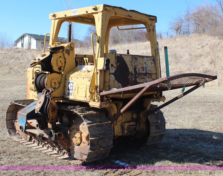 image for item H6233 1981 Caterpillar D4E Pipelayer dozer