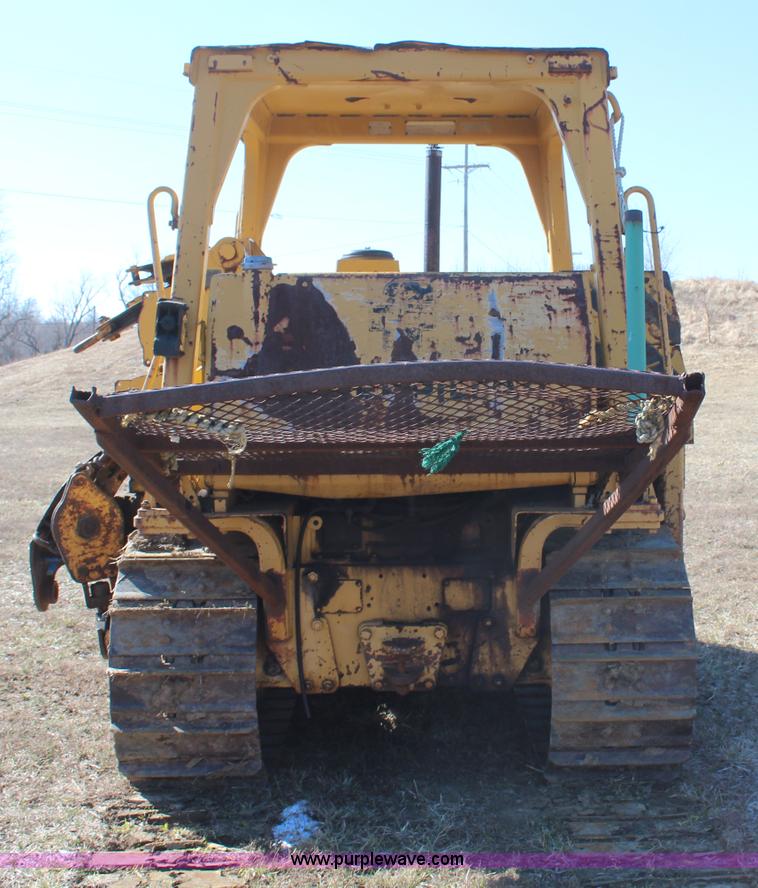 image for item H6233 1981 Caterpillar D4E Pipelayer dozer