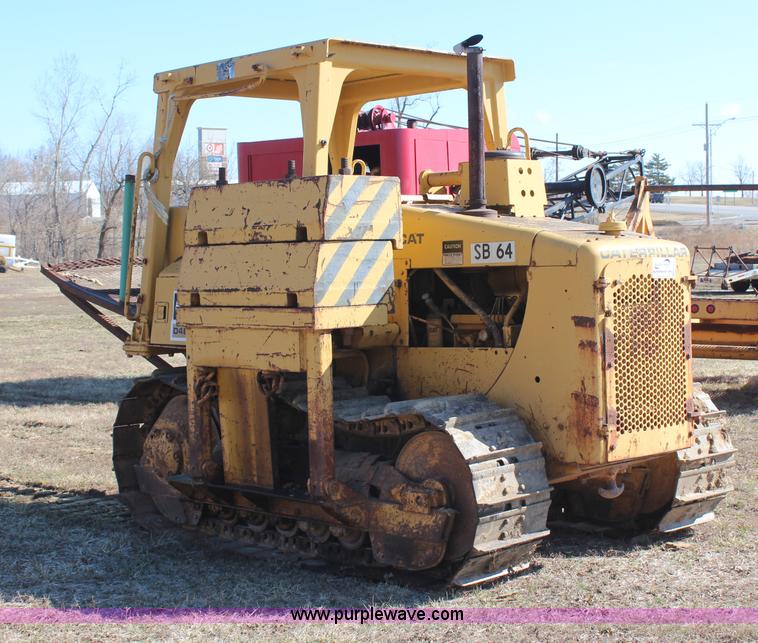 image for item H6233 1981 Caterpillar D4E Pipelayer dozer