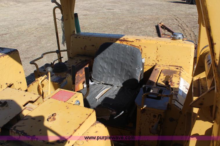 image for item H6233 1981 Caterpillar D4E Pipelayer dozer