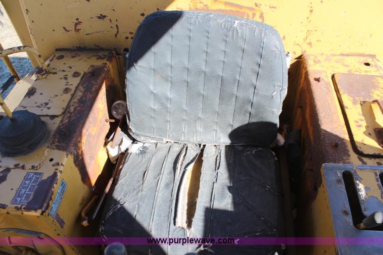 image for item H6233 1981 Caterpillar D4E Pipelayer dozer