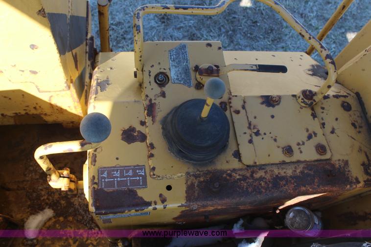 image for item H6233 1981 Caterpillar D4E Pipelayer dozer