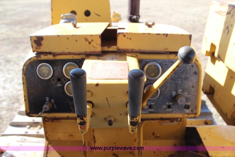 image for item H6233 1981 Caterpillar D4E Pipelayer dozer