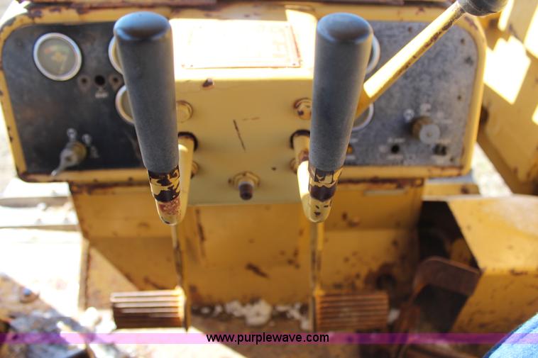 image for item H6233 1981 Caterpillar D4E Pipelayer dozer