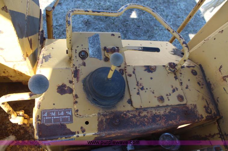 image for item H6233 1981 Caterpillar D4E Pipelayer dozer