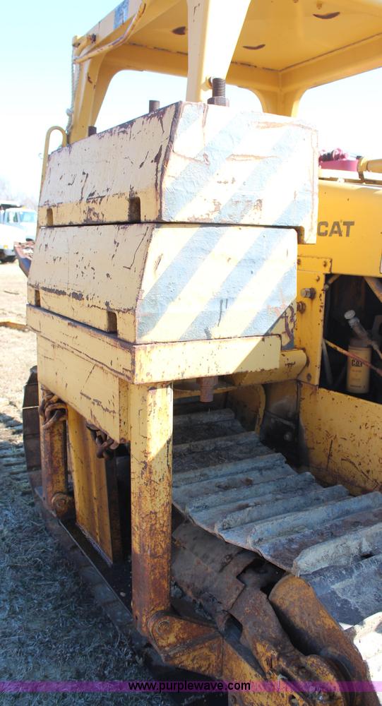 image for item H6233 1981 Caterpillar D4E Pipelayer dozer