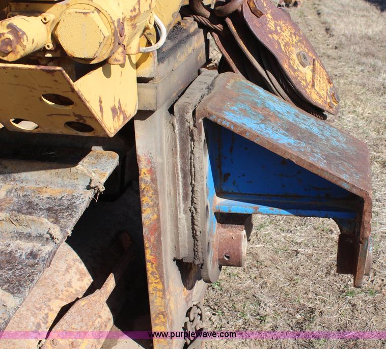 image for item H6233 1981 Caterpillar D4E Pipelayer dozer