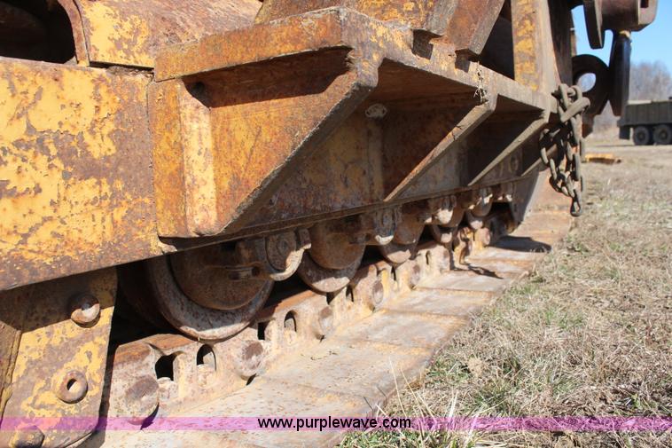 image for item H6233 1981 Caterpillar D4E Pipelayer dozer