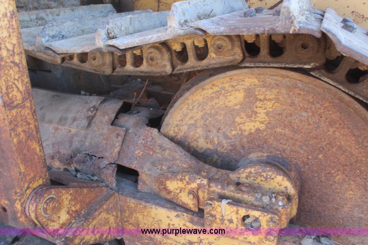 image for item H6233 1981 Caterpillar D4E Pipelayer dozer