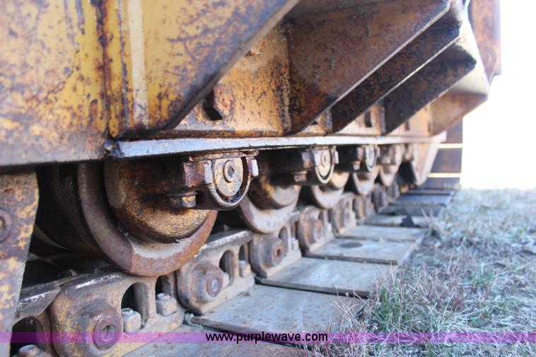 image for item H6233 1981 Caterpillar D4E Pipelayer dozer