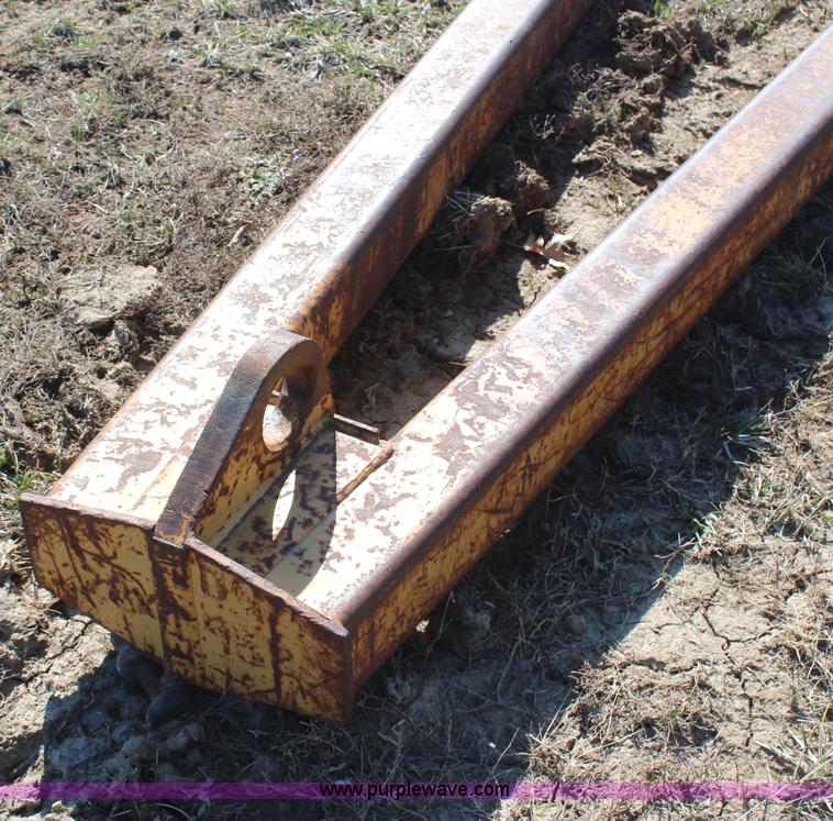 image for item H6233 1981 Caterpillar D4E Pipelayer dozer