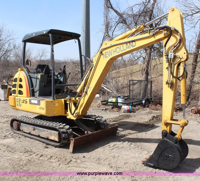 image for item H6245 2001 New Holland EC35 mini excavator