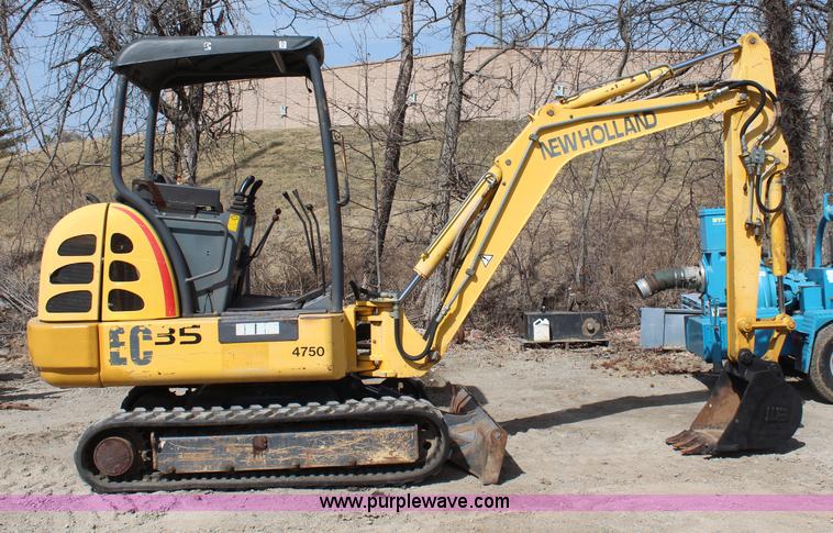 image for item H6245 2001 New Holland EC35 mini excavator