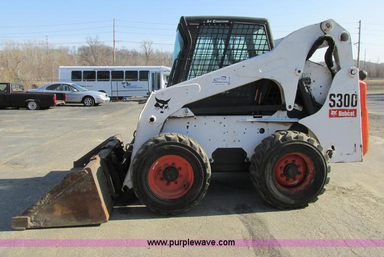 image for item H7696 2007 Bobcat S300 skid steer