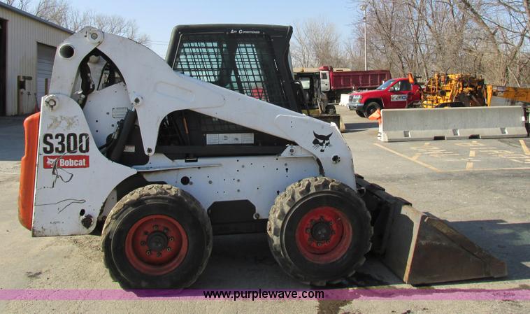 image for item H7696 2007 Bobcat S300 skid steer