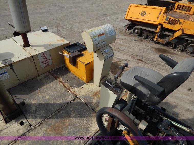 image for item I1026 2005 Blaw-Knox PF-5510 asphalt paver