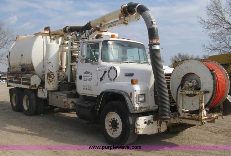 image for item I5548 1994 Ford LT8000 vacuum truck