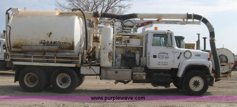image for item I5548 1994 Ford LT8000 vacuum truck