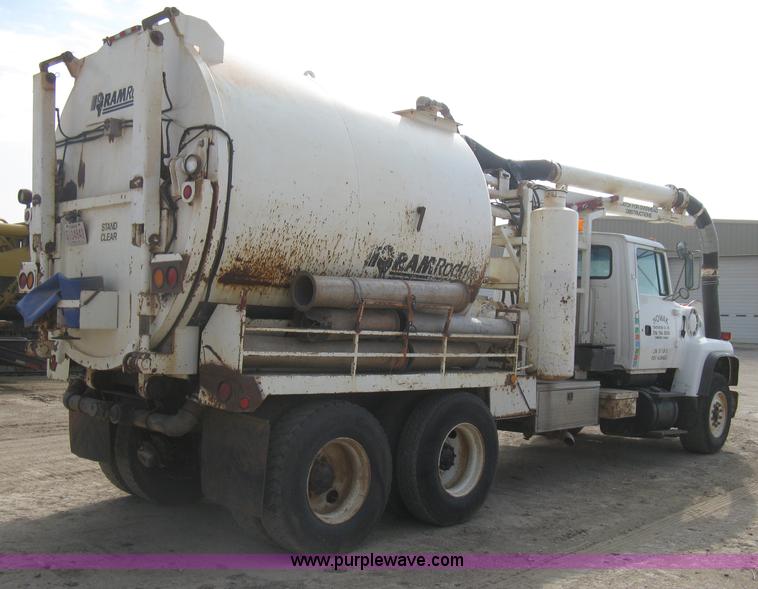 image for item I5548 1994 Ford LT8000 vacuum truck