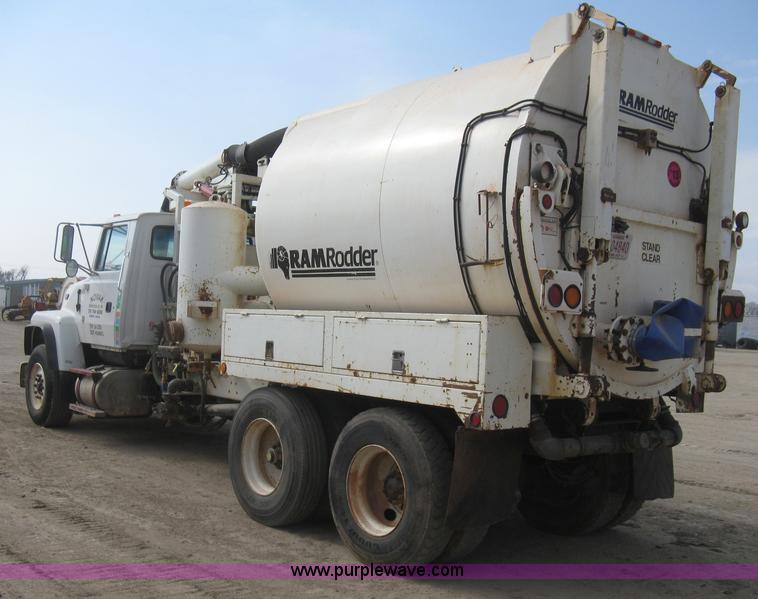 image for item I5548 1994 Ford LT8000 vacuum truck