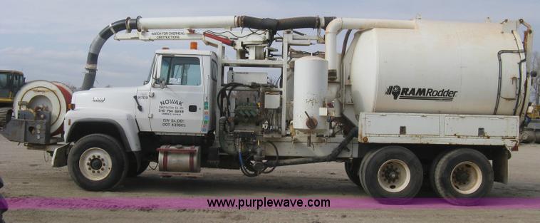 image for item I5548 1994 Ford LT8000 vacuum truck