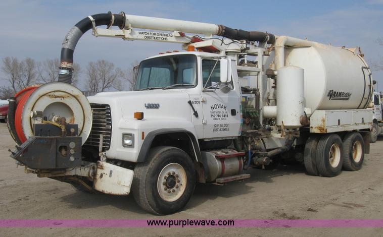 image for item I5548 1994 Ford LT8000 vacuum truck