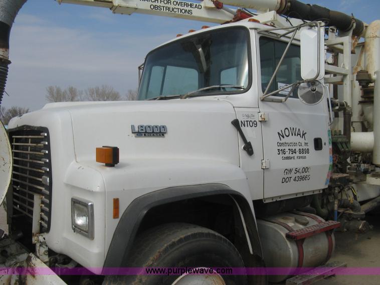 image for item I5548 1994 Ford LT8000 vacuum truck