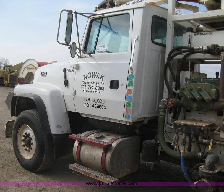 image for item I5548 1994 Ford LT8000 vacuum truck