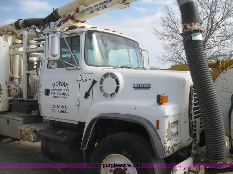 image for item I5548 1994 Ford LT8000 vacuum truck