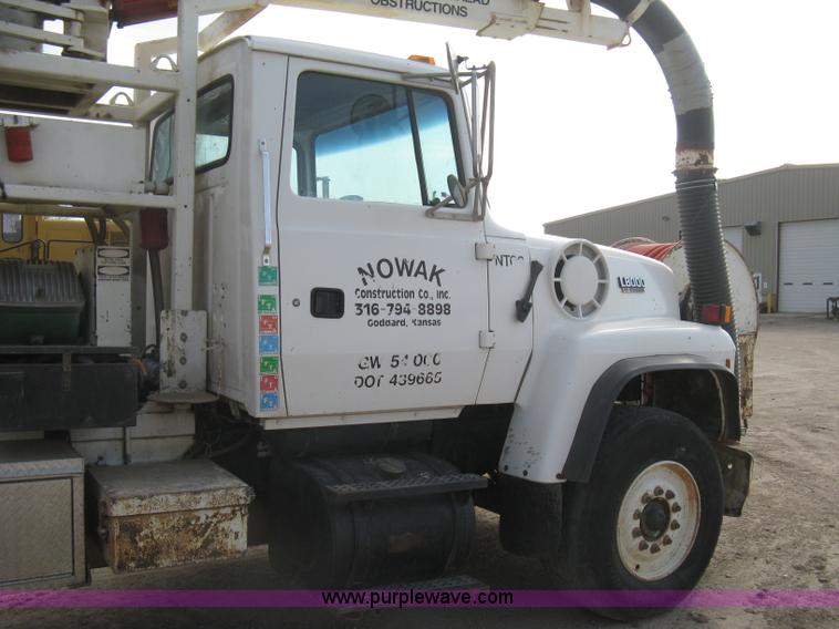 image for item I5548 1994 Ford LT8000 vacuum truck