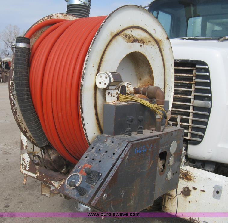 image for item I5548 1994 Ford LT8000 vacuum truck