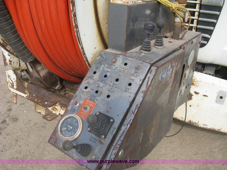 image for item I5548 1994 Ford LT8000 vacuum truck